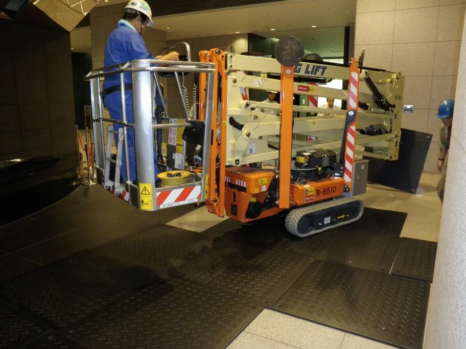作業車搬入路（ビル内床養生）